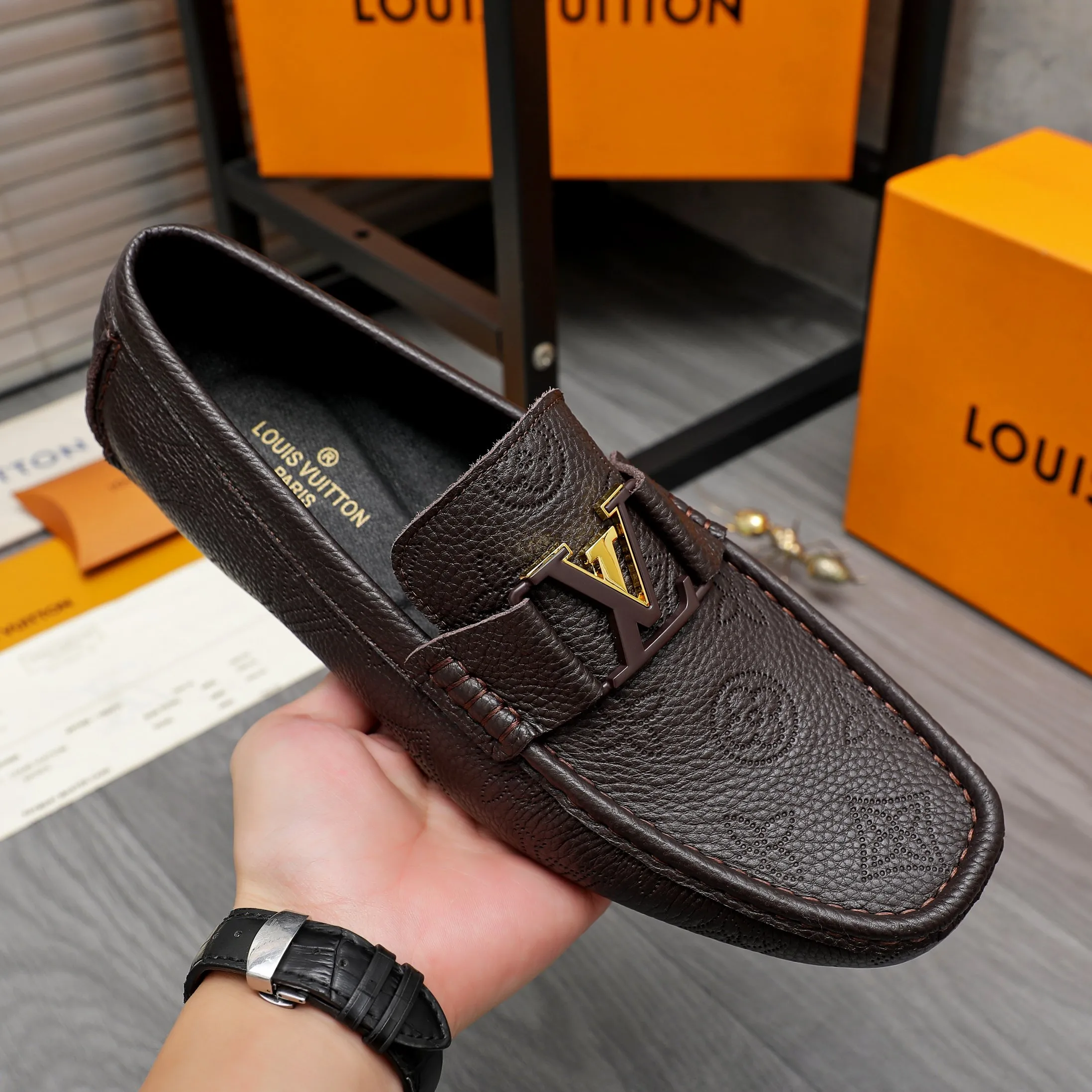 Men's shoes 💰400 Product trademark: LV "Louis Vuitton" business slip-on leather shoes Regular size: 38-45 (45 is custom-made and non-returnable) Product materials: Selected high-quality cowhide embossed upper, pigskin lining, rubber outsole
